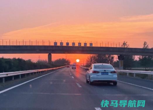新车会出现方向盘不正吗？汽车泡水了是不是按新车价格全赔
